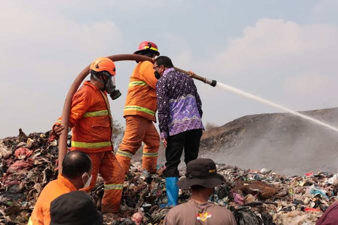 11 Hari Dilalap Api, Kebakaran TPA Jatiwaringin Akhirnya Berhasil Dipadamkan Total