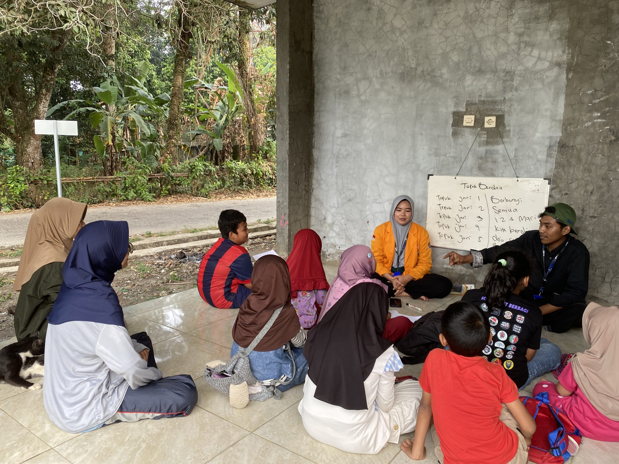 Mahasiswa KKM Universitas Primagraha Tingkatkan Kemampuan Calistung Anak, Warga Pancalaksana Beri Apresiasi