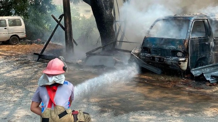 Bakar Sampah Diduga Picu Kebakaran di Kronjo, Warung dan Minibus Hangus Terbakar